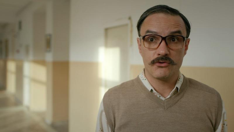 Un oraș terorizat de un câine maidanez, o secretară în lacrimi și un elev de 48 de ani! Ce s-a întâmplat în al treilea episod al serialului „Mangalița”