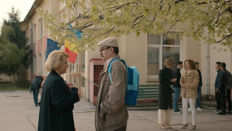 Un oraș terorizat de un câine maidanez, o secretară în lacrimi și un elev de 48 de ani! Ce s-a întâmplat în al treilea episod al serialului „Mangalița”