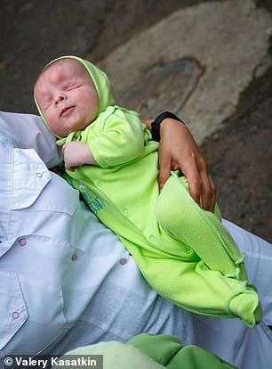 Un bebeluș a venit pe lume fără ochi, iar mama l-a abandonat în spital. Asistenta care l-a îngrijit, apel sfâșietor: ”Nu e un copil diferit față de ceilalți!”