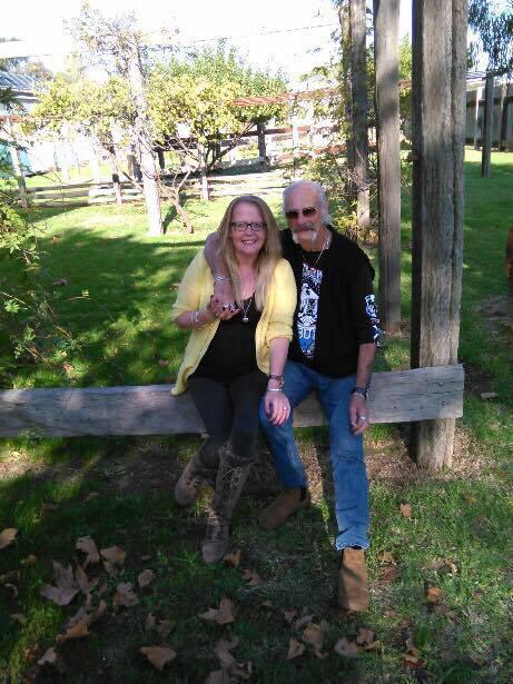 Ea are 33 de ani, el 73 și trăiesc o poveste de dragoste ca în filme! S-au logodit și își doresc un copil în ciuda vorbelor răutăcoase pe care le aud: „Aș fi extaziată dacă aș rămâne însărcinată cu el”