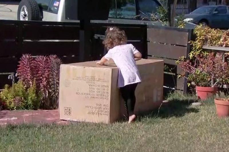 Mama i-a dat fetiței de doi ani telefonul, dar în scurt timp a trăit un șoc! Cine i-a apărut la ușă