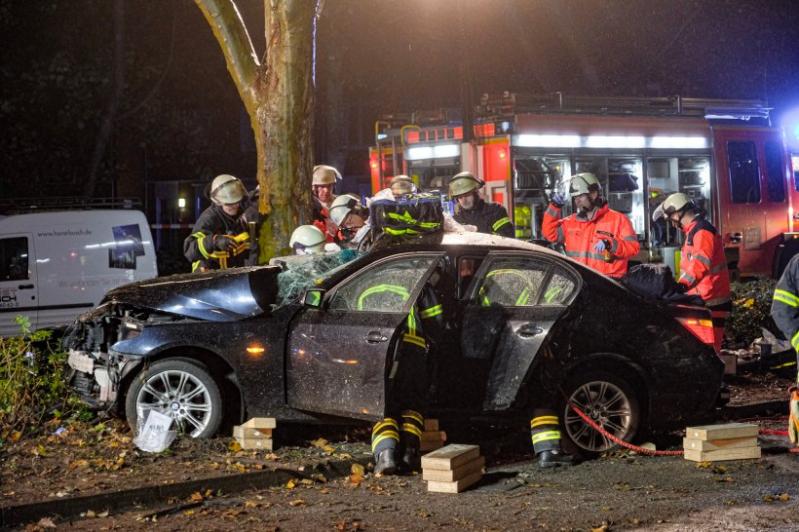 Șase români, implicați într-un accident grav, în timpul unei curse ilegale de mașini! Trei dintre ei sunt în stare critică, iar 11 mașini au fost distruse