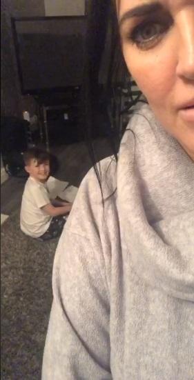 Cum poate reacționa un părinte la așa ceva! O mamă și-a surprins copilul în timp ce folosea asistentul de la Google, Alexa, pentru a-și face temele - VIDEO