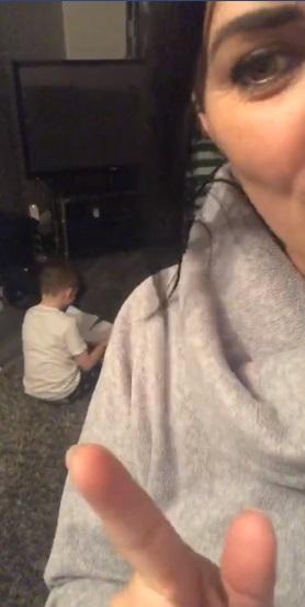 Cum poate reacționa un părinte la așa ceva! O mamă și-a surprins copilul în timp ce folosea asistentul de la Google, Alexa, pentru a-și face temele - VIDEO