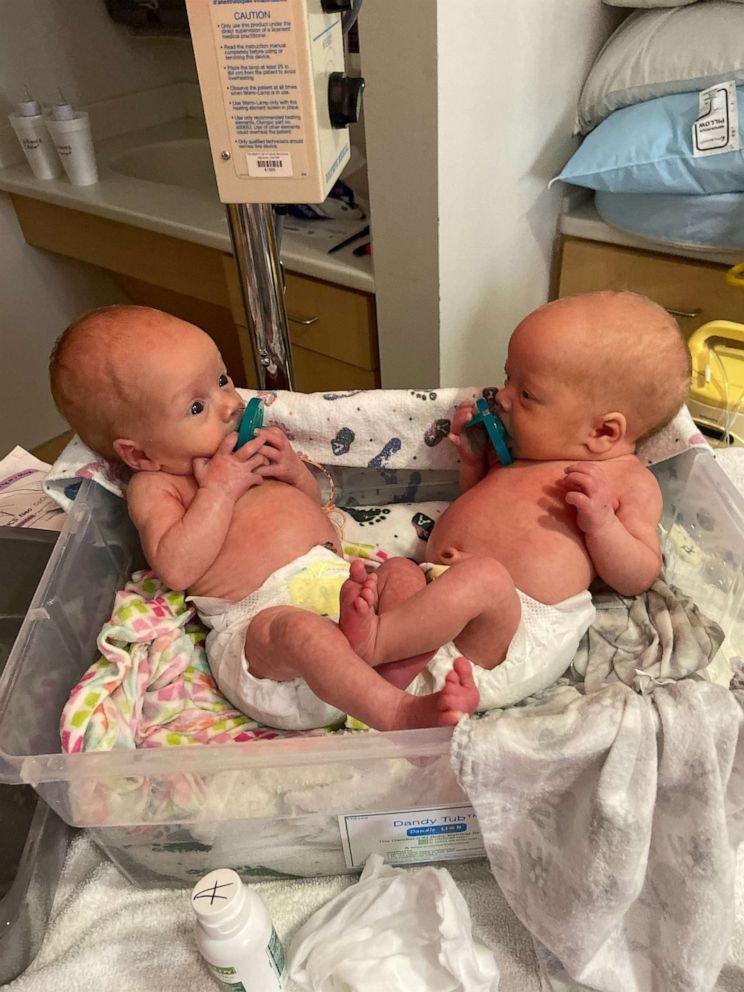 Nu, nu vezi dublu! Două surori gemene identice au asistat la nașterea unor fetițe gemene: ”A fost uimitor! Le voi povesti atunci când vor crește!”