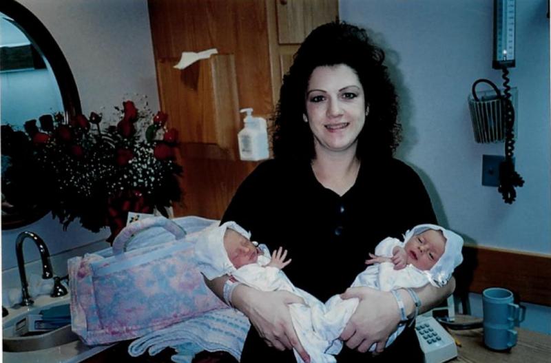 Nu, nu vezi dublu! Două surori gemene identice au asistat la nașterea unor fetițe gemene: ”A fost uimitor! Le voi povesti atunci când vor crește!”