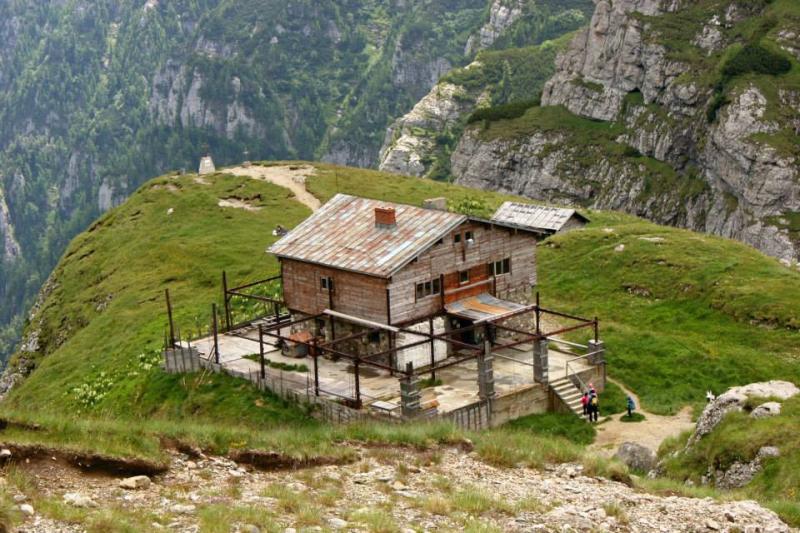 Cabana Caraiman din vârful Bucegilor, construită în 1937, scoasă la licitație pentru 200.000 de euro. „Nu au decât să pună mână de la mână și să o cumpere”