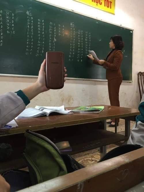 Încearcă să nu râzi! Felul în care s-au îmbrăcat acești profesori a stârnit imaginația elevilor!