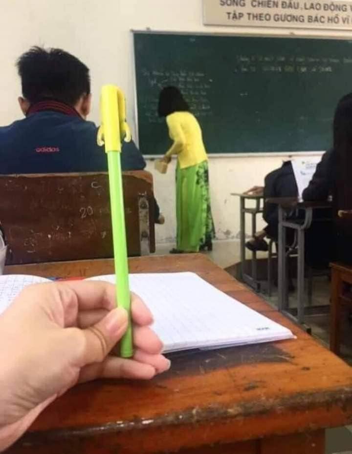 Încearcă să nu râzi! Felul în care s-au îmbrăcat acești profesori a stârnit imaginația elevilor!