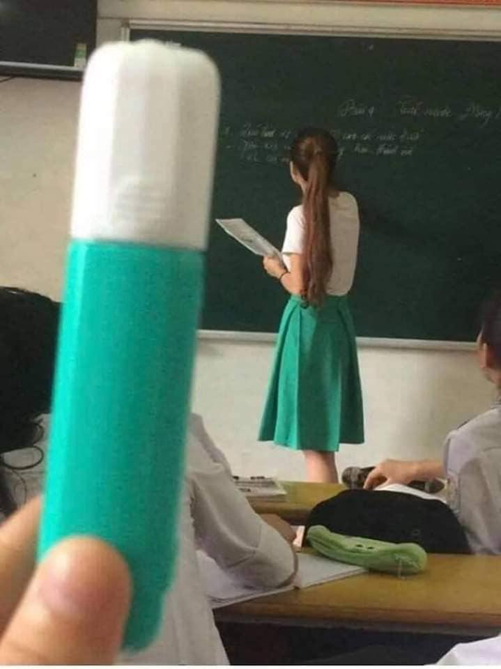 Încearcă să nu râzi! Felul în care s-au îmbrăcat acești profesori a stârnit imaginația elevilor!