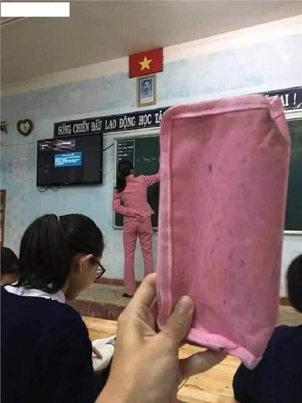 Încearcă să nu râzi! Felul în care s-au îmbrăcat acești profesori a stârnit imaginația elevilor!