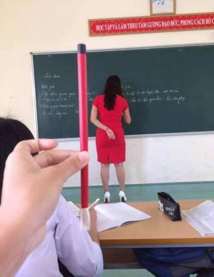 Încearcă să nu râzi! Felul în care s-au îmbrăcat acești profesori a stârnit imaginația elevilor!