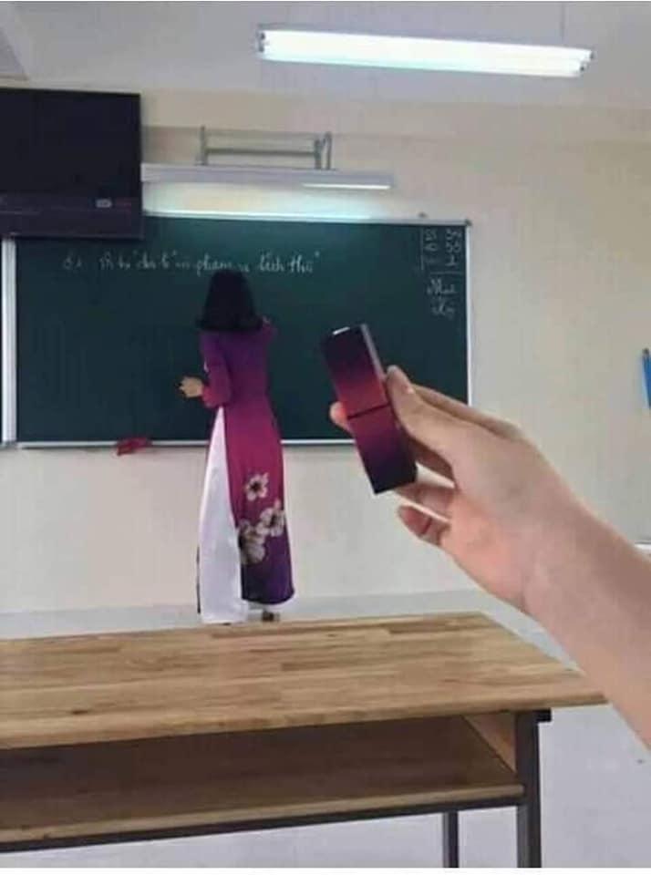 Încearcă să nu râzi! Felul în care s-au îmbrăcat acești profesori a stârnit imaginația elevilor!