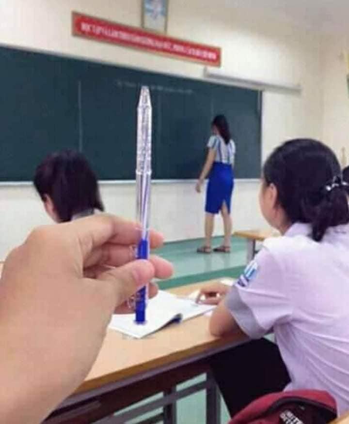 Încearcă să nu râzi! Felul în care s-au îmbrăcat acești profesori a stârnit imaginația elevilor!