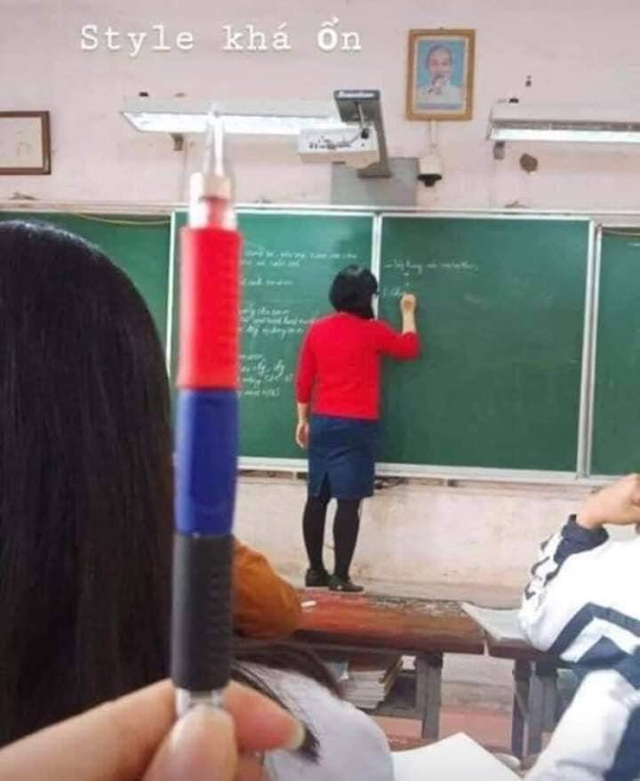 Încearcă să nu râzi! Felul în care s-au îmbrăcat acești profesori a stârnit imaginația elevilor!