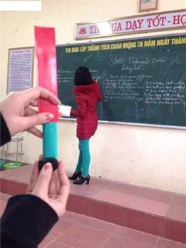 Încearcă să nu râzi! Felul în care s-au îmbrăcat acești profesori a stârnit imaginația elevilor!