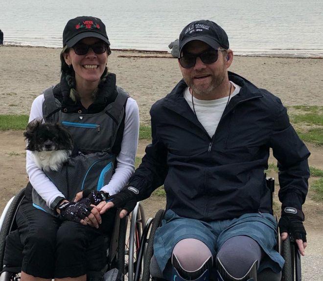 Persoanele cu dizabilități au recurs la măsuri de protejare din cauza celor care îi ating fără să ceară voie: „dacă nu aș fi fost în acest scaun și un bărbat m-ar fi luat pe sus fără acordul meu, aș fi avut o experiență diferită?”