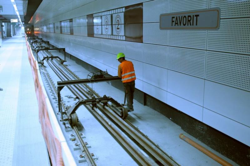 Stațiile de metrou construite în Drumul Taberei sunt de lux, dar rămân închise. Galerie foto atunci versus acum