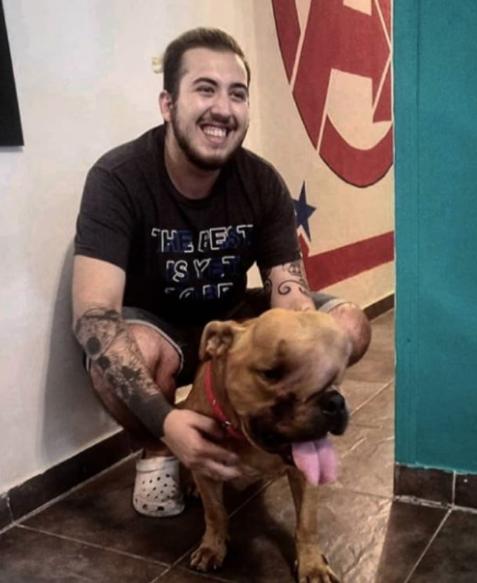 A adoptat un câine malformat și bolnav de cancer pe care l-au respins toți: "Vreau să-i ofer dragoste. Mi s-a spus că nu există tratament pentru boala lui..."