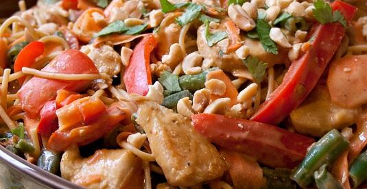 Pui cu legume și alune! E gata în 20 de minute, are puține calorii și nici nu costă mult!