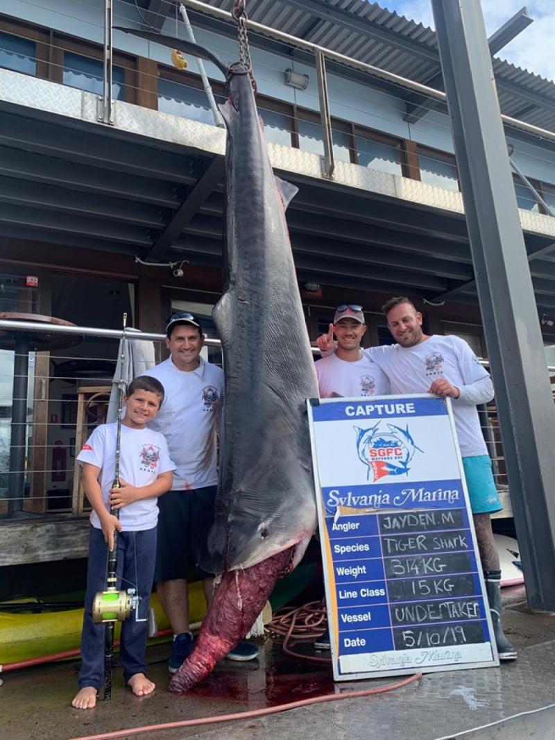 A reușit să captureze un „monstru” la vârsta de numai opt ani! Băiatul a pescuit un rechin tigru de 314 kilograme - FOTO