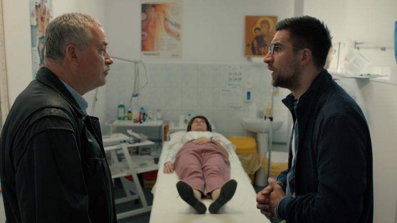 Vedeta Bebe de la Mangalița vine să semneze un contract de antreprenoriat,  iar primarul face un accident de circulație