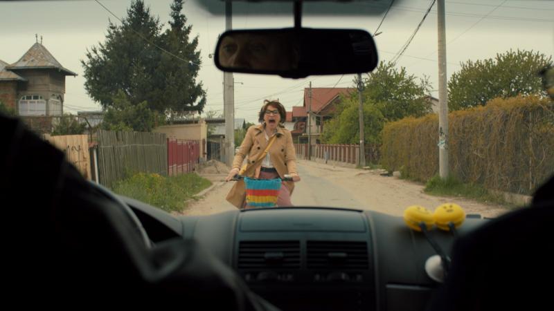 Vedeta Bebe de la Mangalița vine să semneze un contract de antreprenoriat,  iar primarul face un accident de circulație