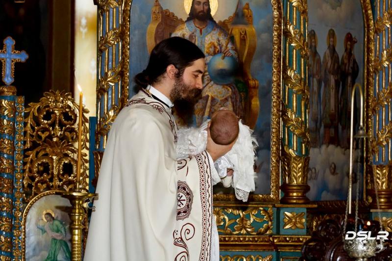 Alexandru, fratele Monicăi Anghel, și-a botezat cea de-a treia fetiță.  La petrecere au venit și colegii de la „Te cunosc de undeva!”