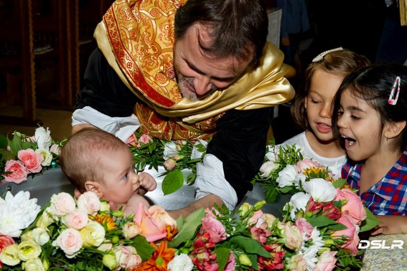 Alexandru, fratele Monicăi Anghel, și-a botezat cea de-a treia fetiță.  La petrecere au venit și colegii de la „Te cunosc de undeva!”