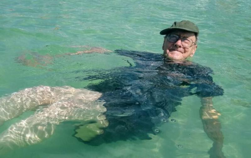 Un bărbat a văzut pentru prima dată plaja la vârsta de 93 de ani: „Uite, plutesc la fel ca un dop de plută, nu este minunat?”