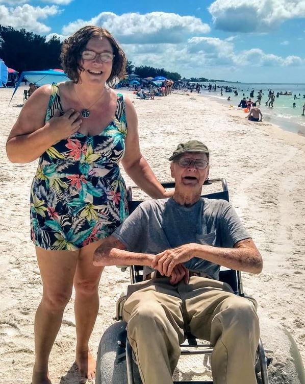 Un bărbat a văzut pentru prima dată plaja la vârsta de 93 de ani: „Uite, plutesc la fel ca un dop de plută, nu este minunat?”