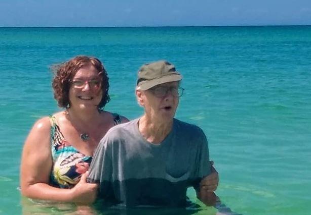 Un bărbat a văzut pentru prima dată plaja la vârsta de 93 de ani: „Uite, plutesc la fel ca un dop de plută, nu este minunat?”