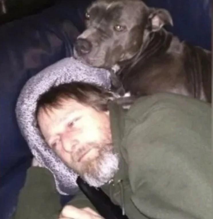 Aproape a murit după ce a fost lins de un câine, iar acum refuză să își dea animalul de companie. Bărbatul a rămas fără mâini și picioare însă și-a păstrat atitudinea pozitivă