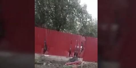 Nuntași ajunși de urgență la spital, în Buzău! Autobuzul în care se aflau a intrat într-un gard | FOTO