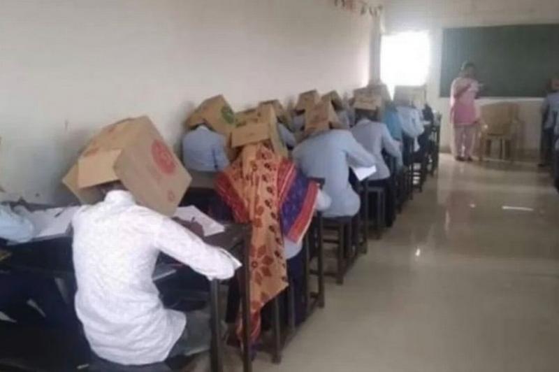 Au obligat elevii să poarte cutii pe cap, în clasă! Imagini de necrezut! Explicația este uluitoare! „Și alții au făcut așa”