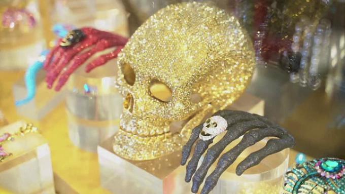 Cele mai extravagante bijuterii și costume de groază pentru Halloween costă mai mult decât o casă!