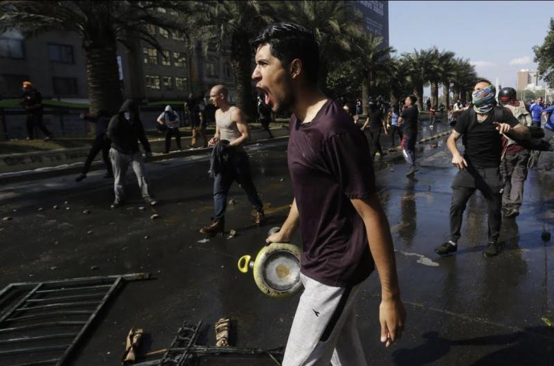 Fotografii sfâșietoare din timpul protestelor din Chile. A început ca protest împotriva creșteri tarifelor de metrou și s-a transformat într-un val de neliniște pentru inegalitatea socială - GALERIE FOTO