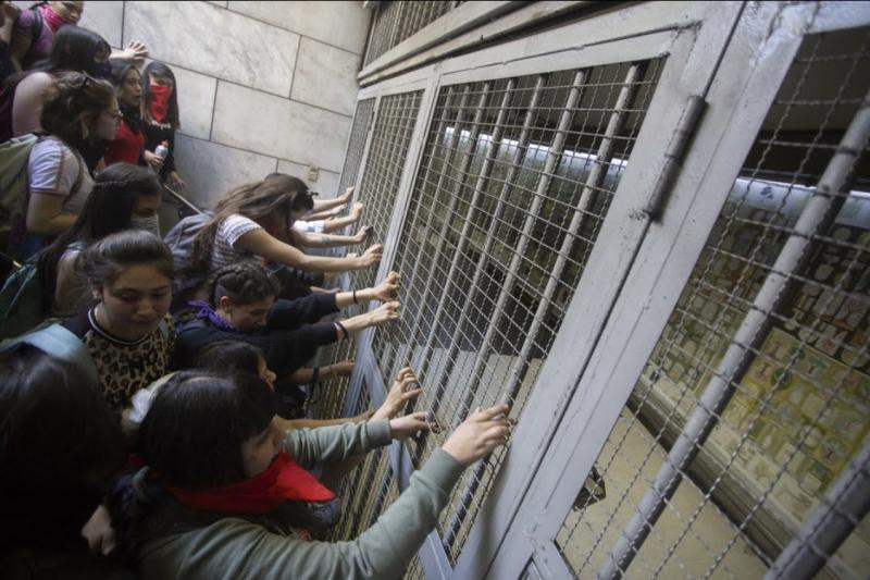 Fotografii sfâșietoare din timpul protestelor din Chile. A început ca protest împotriva creșteri tarifelor de metrou și s-a transformat într-un val de neliniște pentru inegalitatea socială - GALERIE FOTO