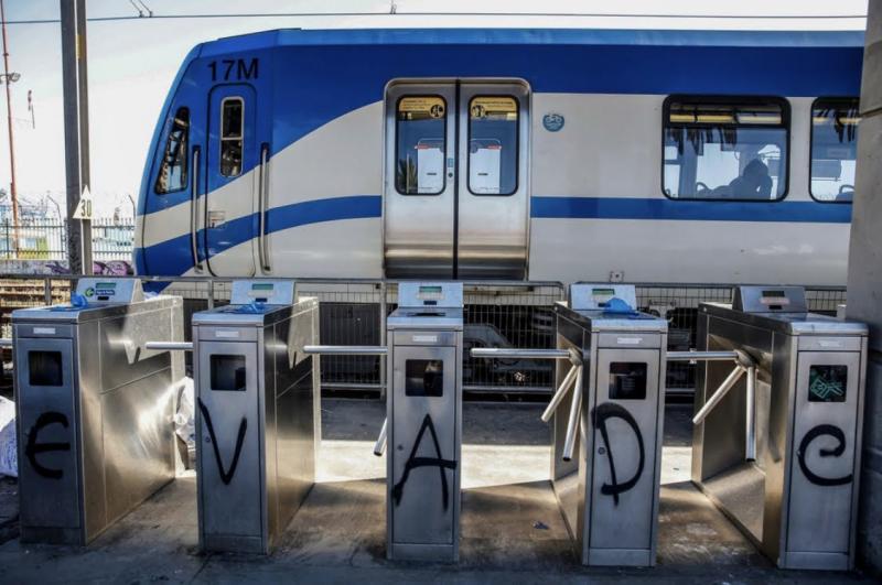 Fotografii sfâșietoare din timpul protestelor din Chile. A început ca protest împotriva creșteri tarifelor de metrou și s-a transformat într-un val de neliniște pentru inegalitatea socială - GALERIE FOTO