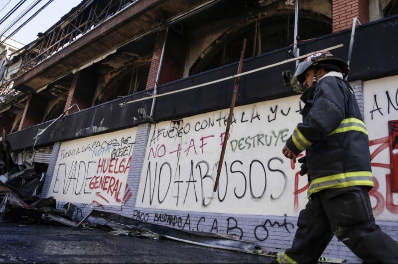 Fotografii sfâșietoare din timpul protestelor din Chile. A început ca protest împotriva creșteri tarifelor de metrou și s-a transformat într-un val de neliniște pentru inegalitatea socială - GALERIE FOTO
