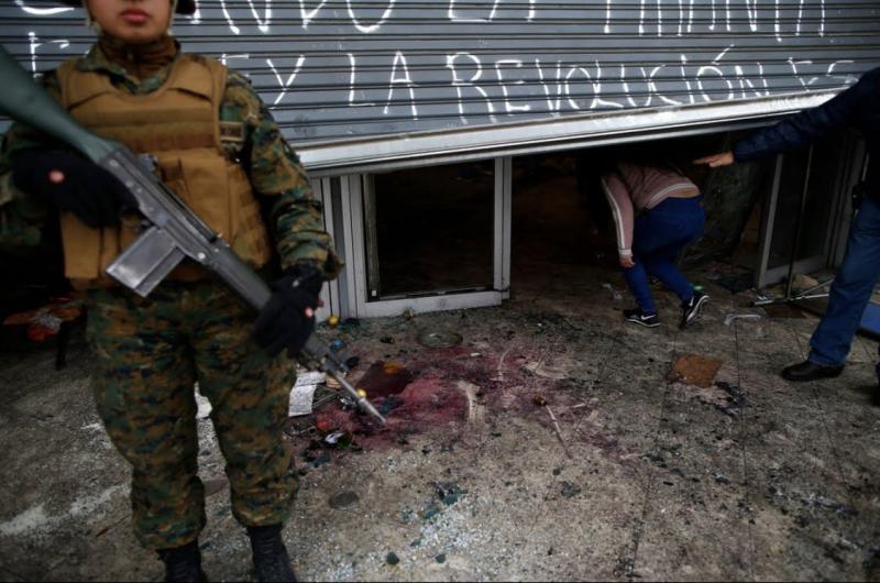 Fotografii sfâșietoare din timpul protestelor din Chile. A început ca protest împotriva creșteri tarifelor de metrou și s-a transformat într-un val de neliniște pentru inegalitatea socială - GALERIE FOTO
