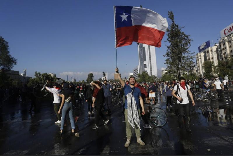 Fotografii sfâșietoare din timpul protestelor din Chile. A început ca protest împotriva creșteri tarifelor de metrou și s-a transformat într-un val de neliniște pentru inegalitatea socială - GALERIE FOTO