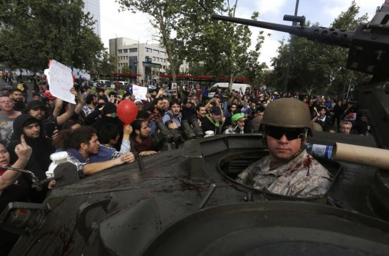 Fotografii sfâșietoare din timpul protestelor din Chile. A început ca protest împotriva creșteri tarifelor de metrou și s-a transformat într-un val de neliniște pentru inegalitatea socială - GALERIE FOTO