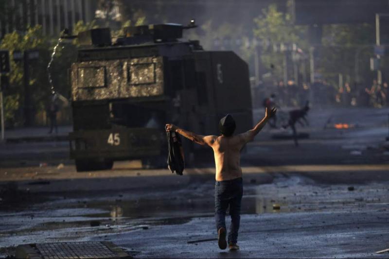 Fotografii sfâșietoare din timpul protestelor din Chile. A început ca protest împotriva creșteri tarifelor de metrou și s-a transformat într-un val de neliniște pentru inegalitatea socială - GALERIE FOTO