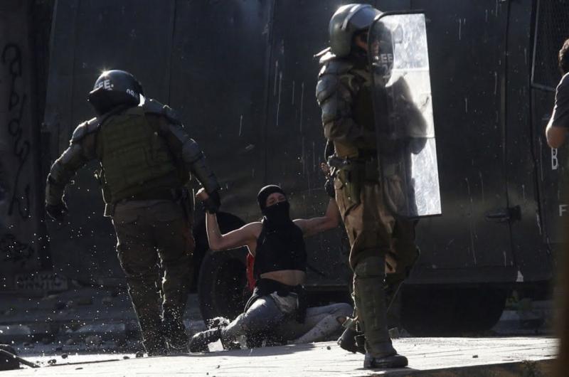 Fotografii sfâșietoare din timpul protestelor din Chile. A început ca protest împotriva creșteri tarifelor de metrou și s-a transformat într-un val de neliniște pentru inegalitatea socială - GALERIE FOTO