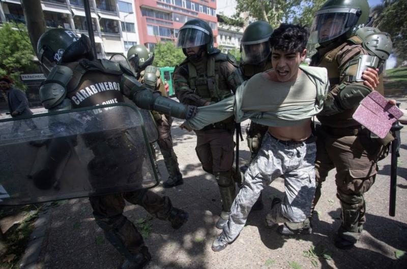 Fotografii sfâșietoare din timpul protestelor din Chile. A început ca protest împotriva creșteri tarifelor de metrou și s-a transformat într-un val de neliniște pentru inegalitatea socială - GALERIE FOTO
