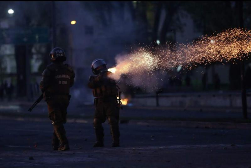 Fotografii sfâșietoare din timpul protestelor din Chile. A început ca protest împotriva creșteri tarifelor de metrou și s-a transformat într-un val de neliniște pentru inegalitatea socială - GALERIE FOTO
