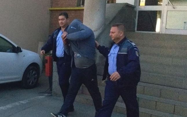 Un copil de 11 ani a fost pedepsit în cel mai crunt mod! Unchiul lui l-a agresat cu un cablu metalic pentru 200 de lei