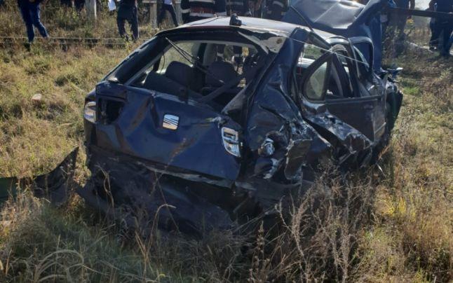 O mașină în care se aflau trei oameni a fost lovită de un tren, în Argeș! Imagini înfiorătoare de la locul accidentului! Foto