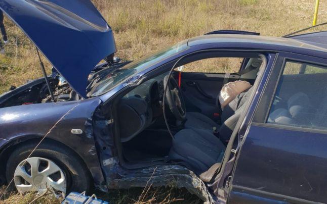 O mașină în care se aflau trei oameni a fost lovită de un tren, în Argeș! Imagini înfiorătoare de la locul accidentului! Foto